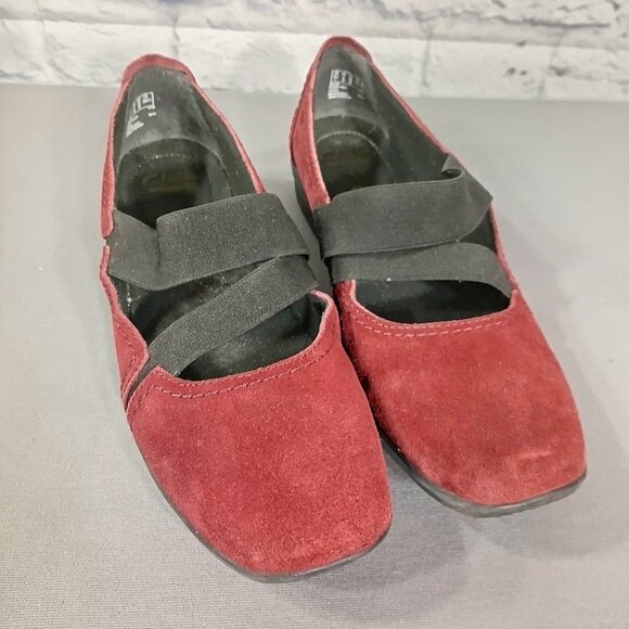 Clarks Wine Colored Suede Flats Elastic Strap 9W - Picture 2 of 9